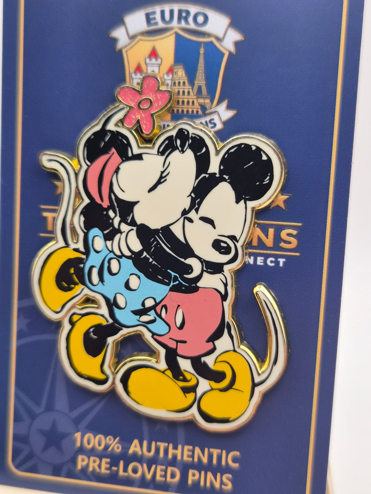 Minnie Mouse kissing Mickey Mouse - 90th Anniversary - 100% Authentic Disney Pin